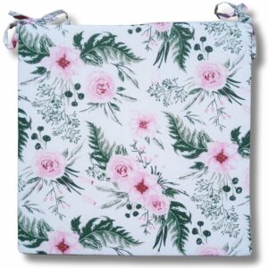 Biała poduszka na krzesło ze wzorem różowych kwiatów i zielonych liści gardenii.