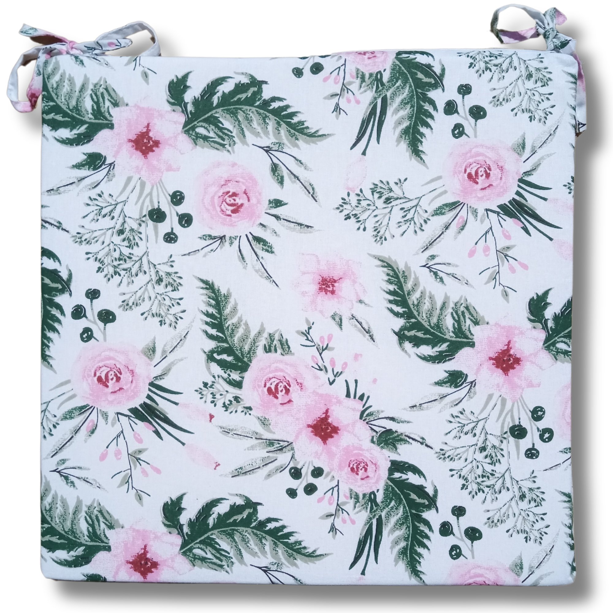 Biała poduszka na krzesło ze wzorem różowych kwiatów i zielonych liści gardenii.