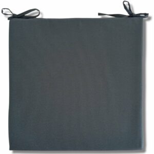 Szara poduszka w kształcie kwadratu na krzesło ogrodowe.