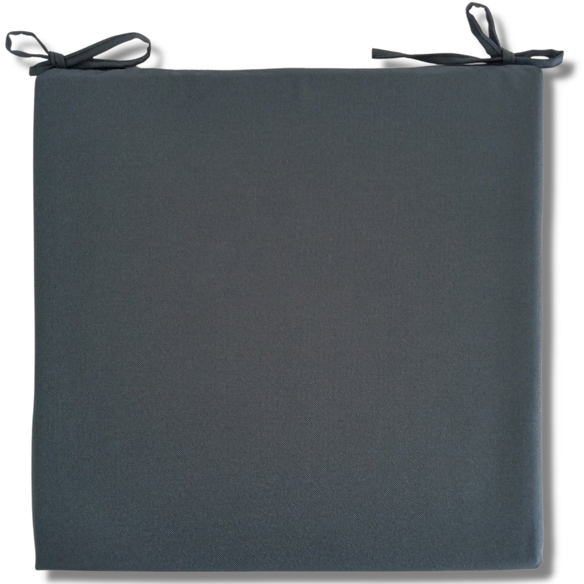 Szara poduszka w kształcie kwadratu na krzesło ogrodowe.