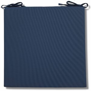 Niebieska poduszka w kształcie kwadratu na krzesło ogrodowe.