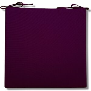 Purpurowa poduszka w kształcie kwadratu na krzesło ogrodowe.