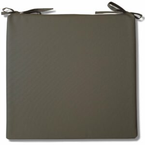 Brązowa poduszka w kształcie kwadratu na krzesło ogrodowe.